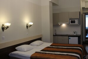 Standard Studio, 2 Twin Beds | In-room safe, desk, iron/ironing board, free WiFi