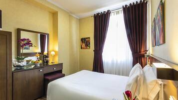 Budget Double Room | Caja de seguridad en la habitación y decoración personalizada