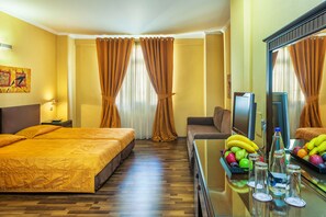 Quarto quádruplo standard | Cofres nos quartos, individualmente decorados