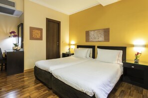 Standard Triple Room | In-room safe, individually decorated, individually furnished, desk - Egnatia Hotel (Thessaloniki)