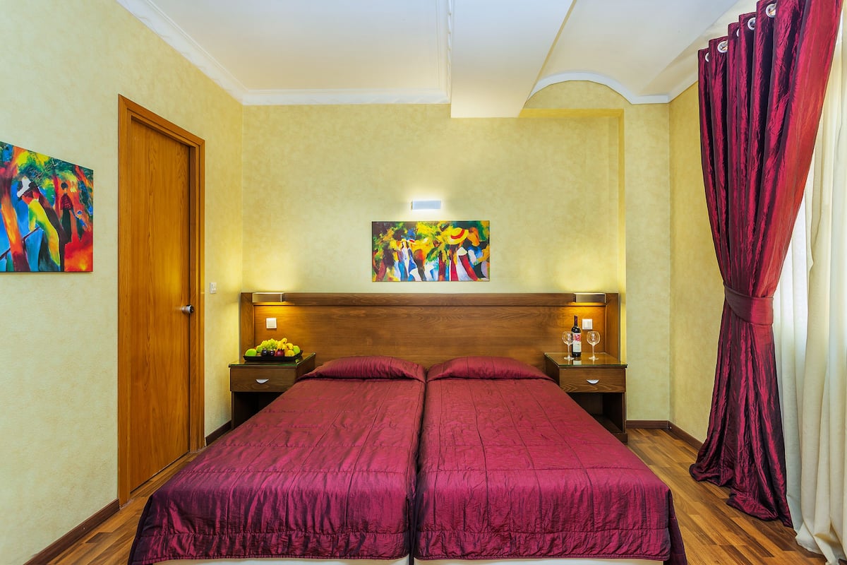 Chambre Triple Standard | Coffres-forts dans les chambres, décoration personnalisée