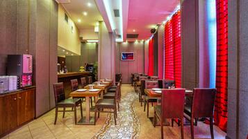 Desayuno buffet (EUR 4 por persona)