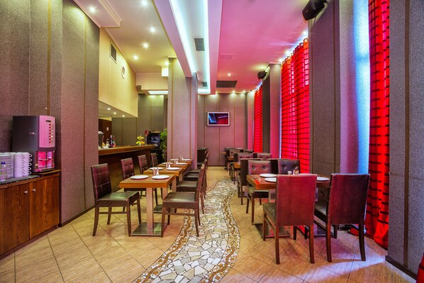 Café da manhã com buffet todos os dias (EUR 4 por pessoa) 