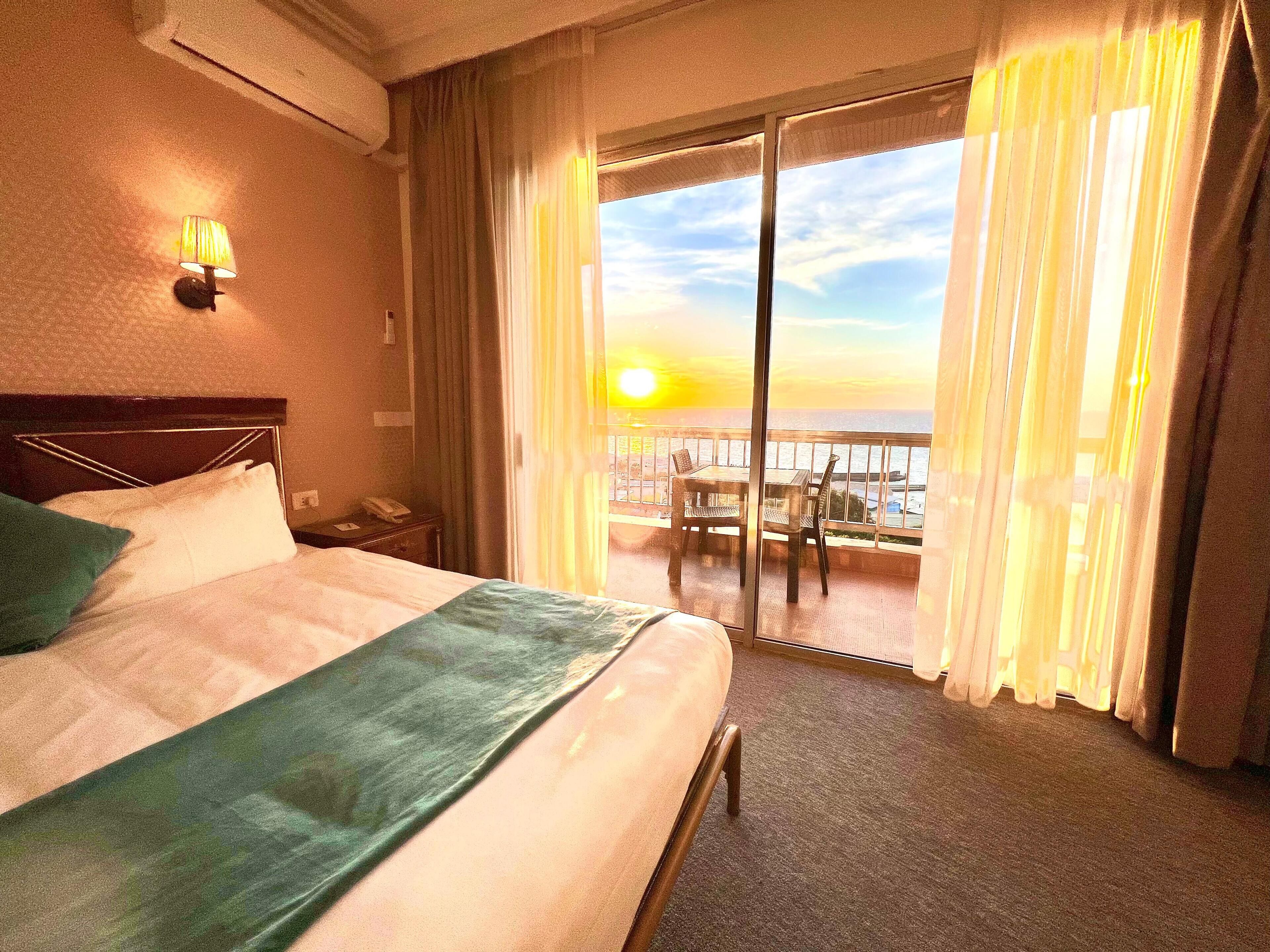 Deluxe tweepersoonskamer | Een minibar, een kluis op de kamer, een bureau, verduisterende gordijnen