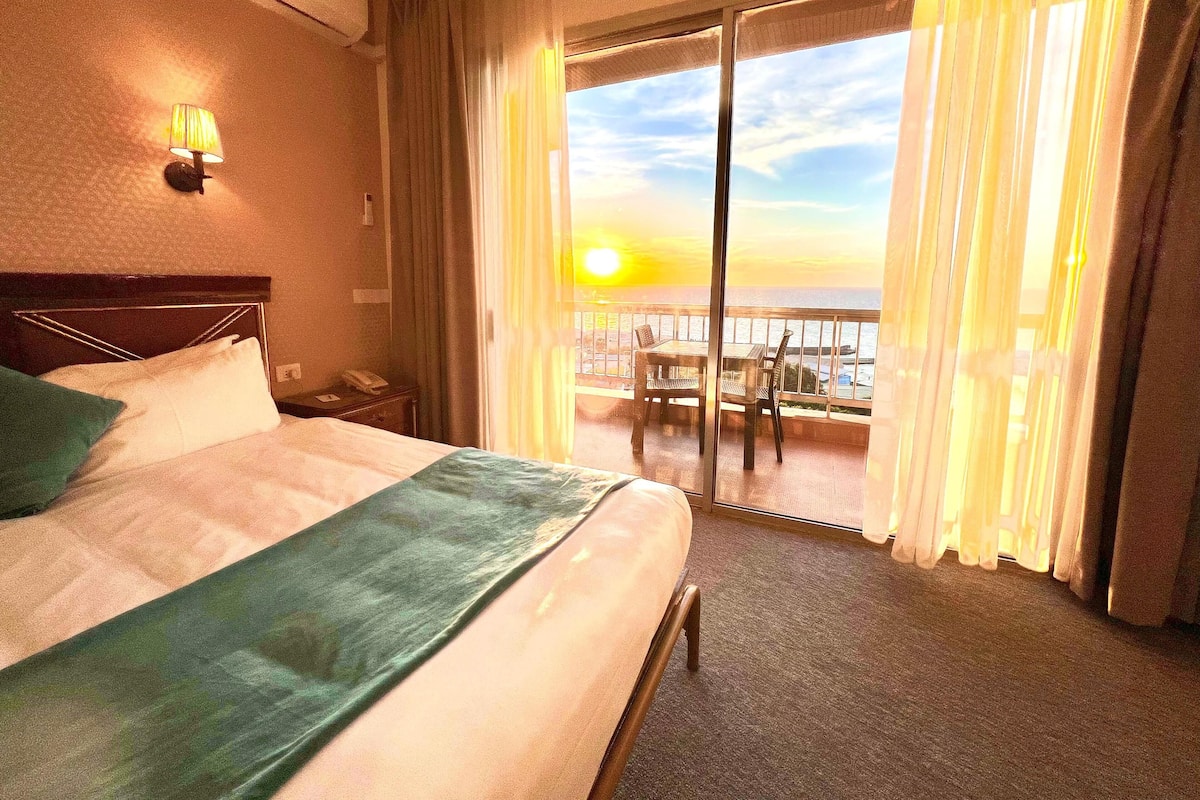 Deluxe tweepersoonskamer | Een minibar, een kluis op de kamer, een bureau, verduisterende gordijnen