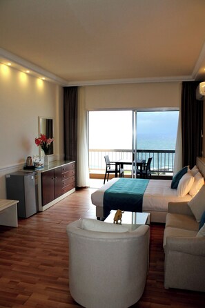 Grand suite, balkon, uitzicht op zee | Een minibar, een kluis op de kamer, een bureau, verduisterende gordijnen