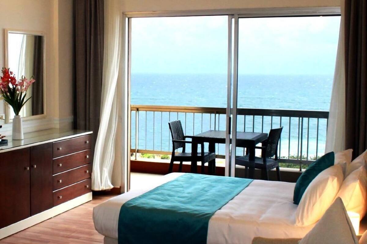 Phòng Suite Grand, ban công, quang cảnh biển | Minibar, két bảo mật tại phòng, bàn, màn/rèm cản sáng 