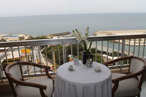 Minibar, safe på rommet, skrivebord og blendingsgardiner