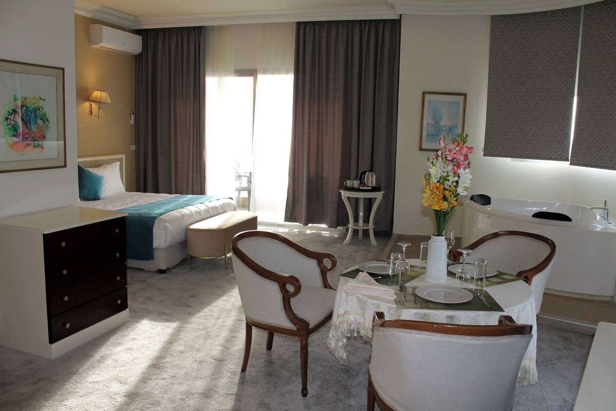 Phòng Suite Presidential, ban công, quang cảnh biển | Minibar, két bảo mật tại phòng, bàn, màn/rèm cản sáng 