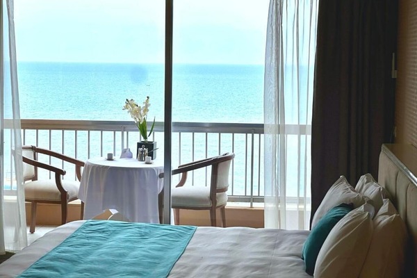 Minibar, Zimmersafe, Schreibtisch, Verdunkelungsvorhänge