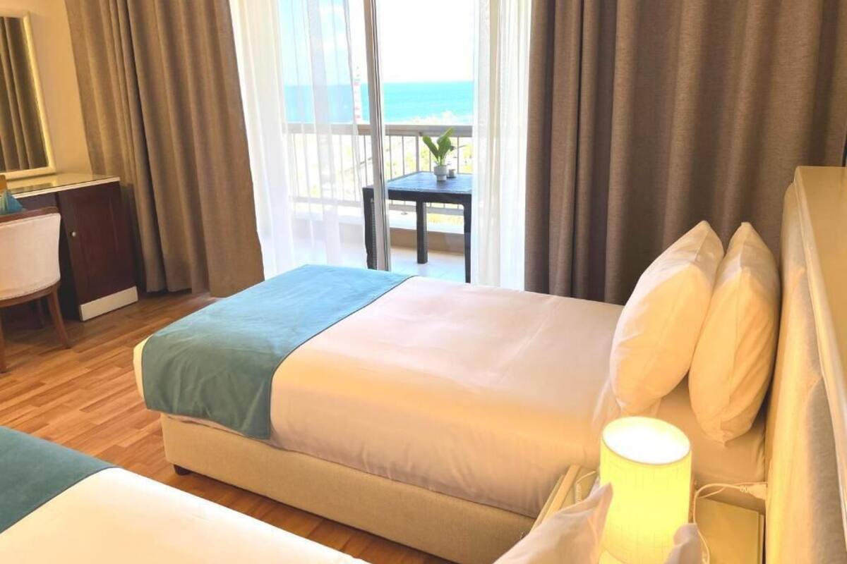 Premium Twin with Sea View | Minibar, két bảo mật tại phòng, bàn, màn/rèm cản sáng 
