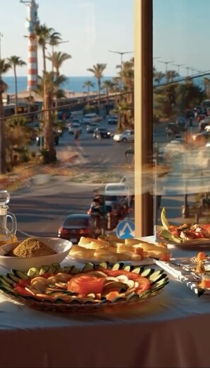 Café da manhã com buffet todos os dias mediante uma taxa