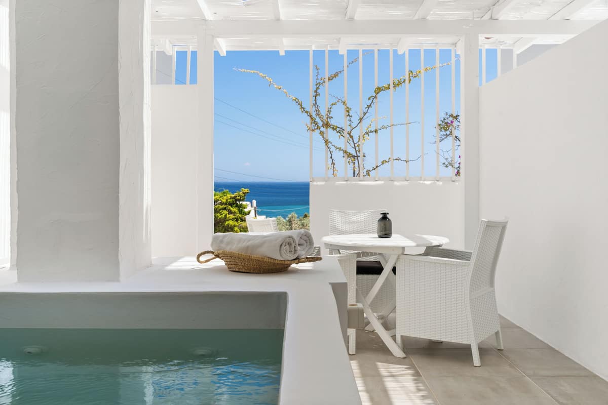 Deluxe Suite with Garden View and Outdoor Jet Tub | Terrace/patio