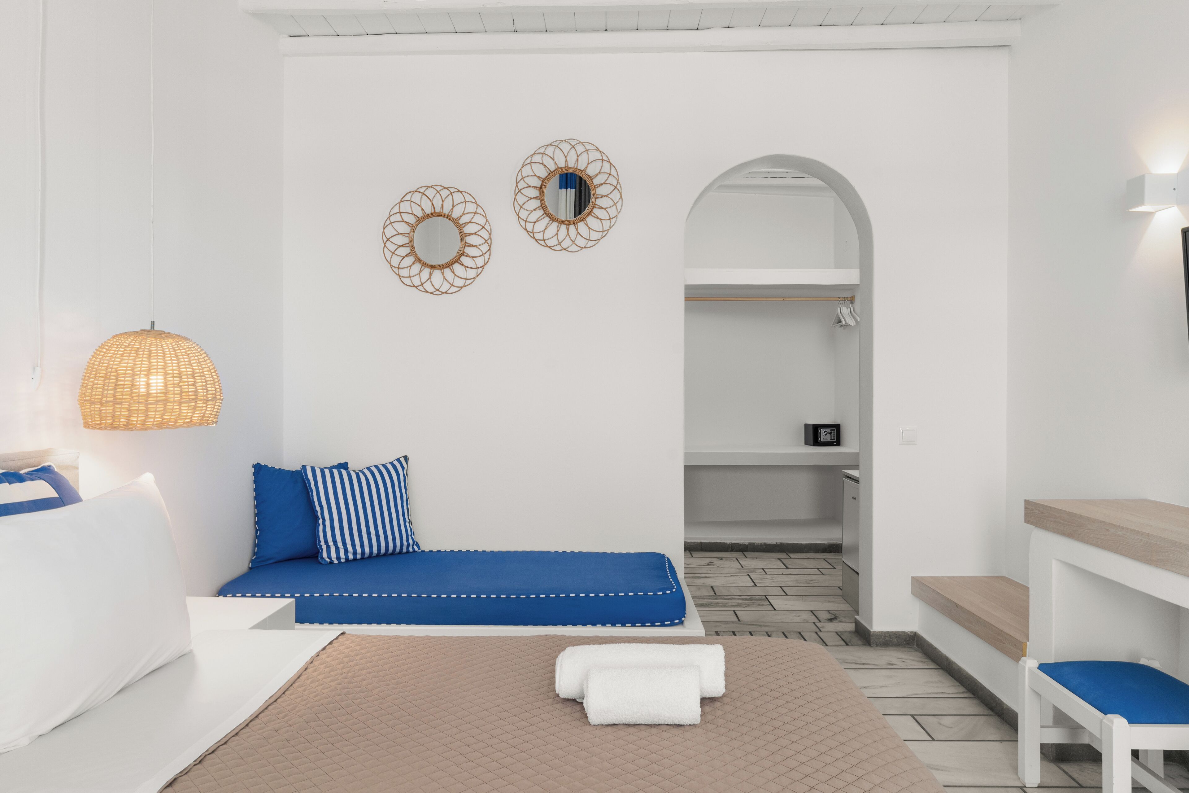 Safe på rommet, skrivebord og skrivebord for bærbar PC