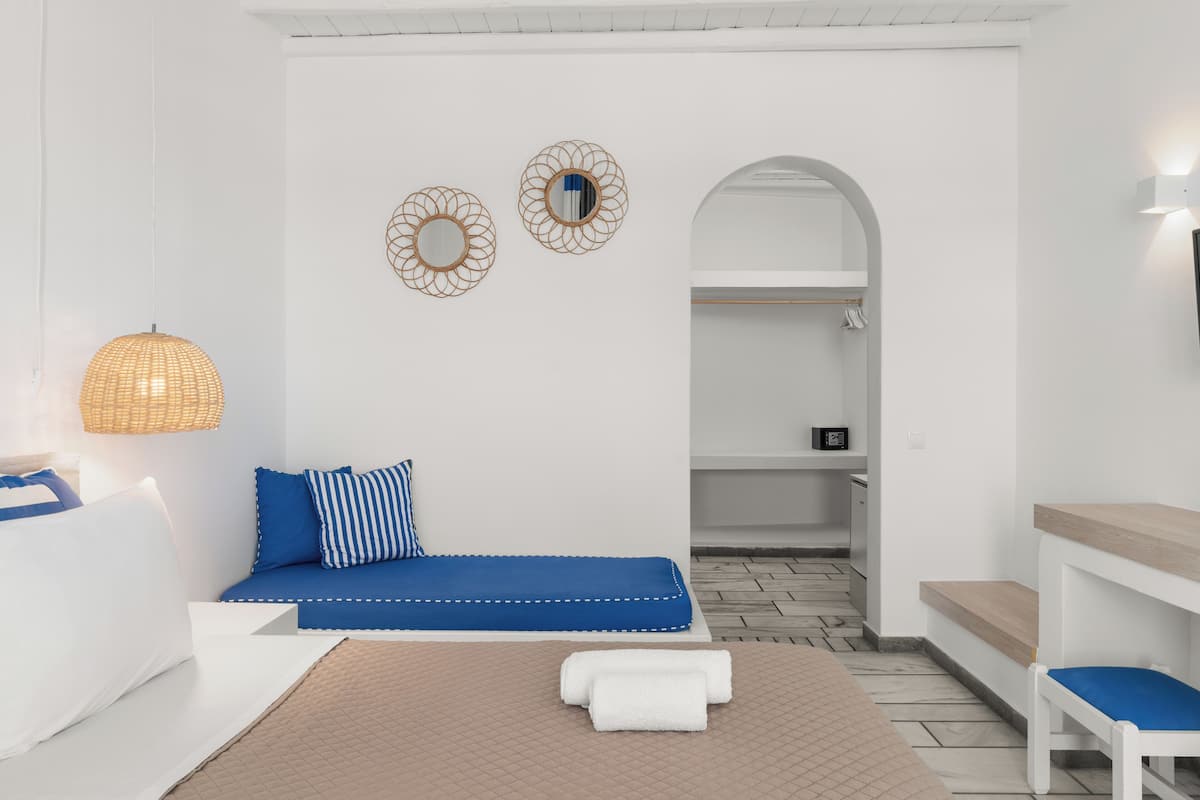 Safe på rommet, skrivebord og skrivebord for bærbar PC