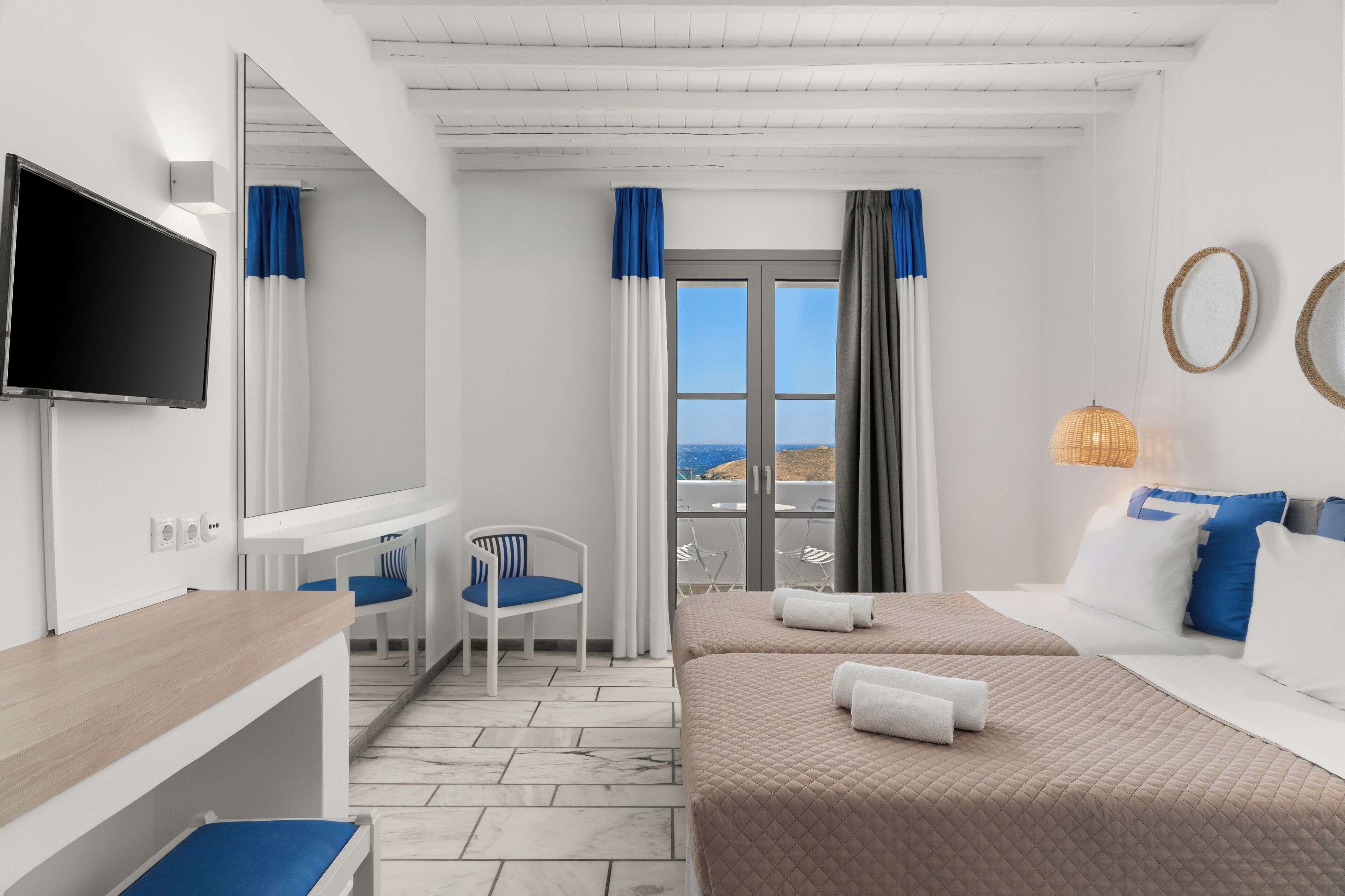 Disability Access Double Room with Sea View | Safe på rommet, skrivebord og skrivebord for bærbar PC