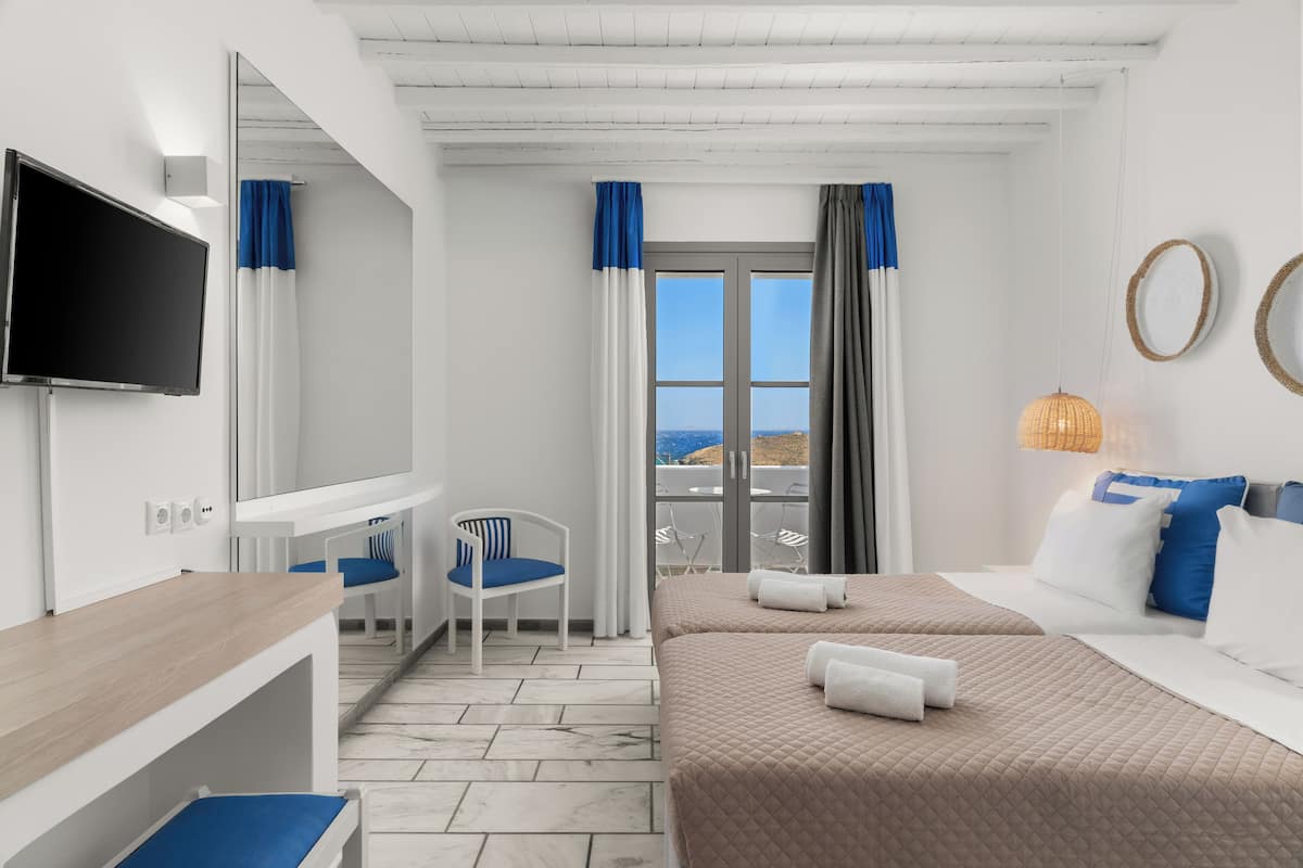 Disability Access Double Room with Sea View | Safe på rommet, skrivebord og skrivebord for bærbar PC