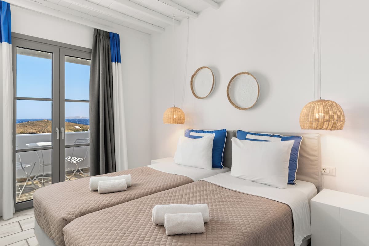 In-room safe, soundproofing, iron/ironing board, free WiFi