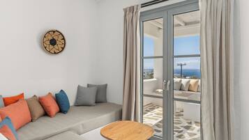 Exclusive White Suite with Outdoor Jet Tub and Sea View | Safe på rommet, skrivebord og skrivebord for bærbar PC