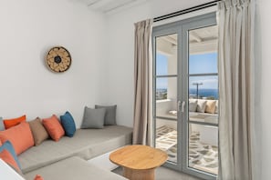 Exclusive White Suite with Outdoor Jet Tub and Sea View | Safe på rommet, skrivebord og skrivebord for bærbar PC