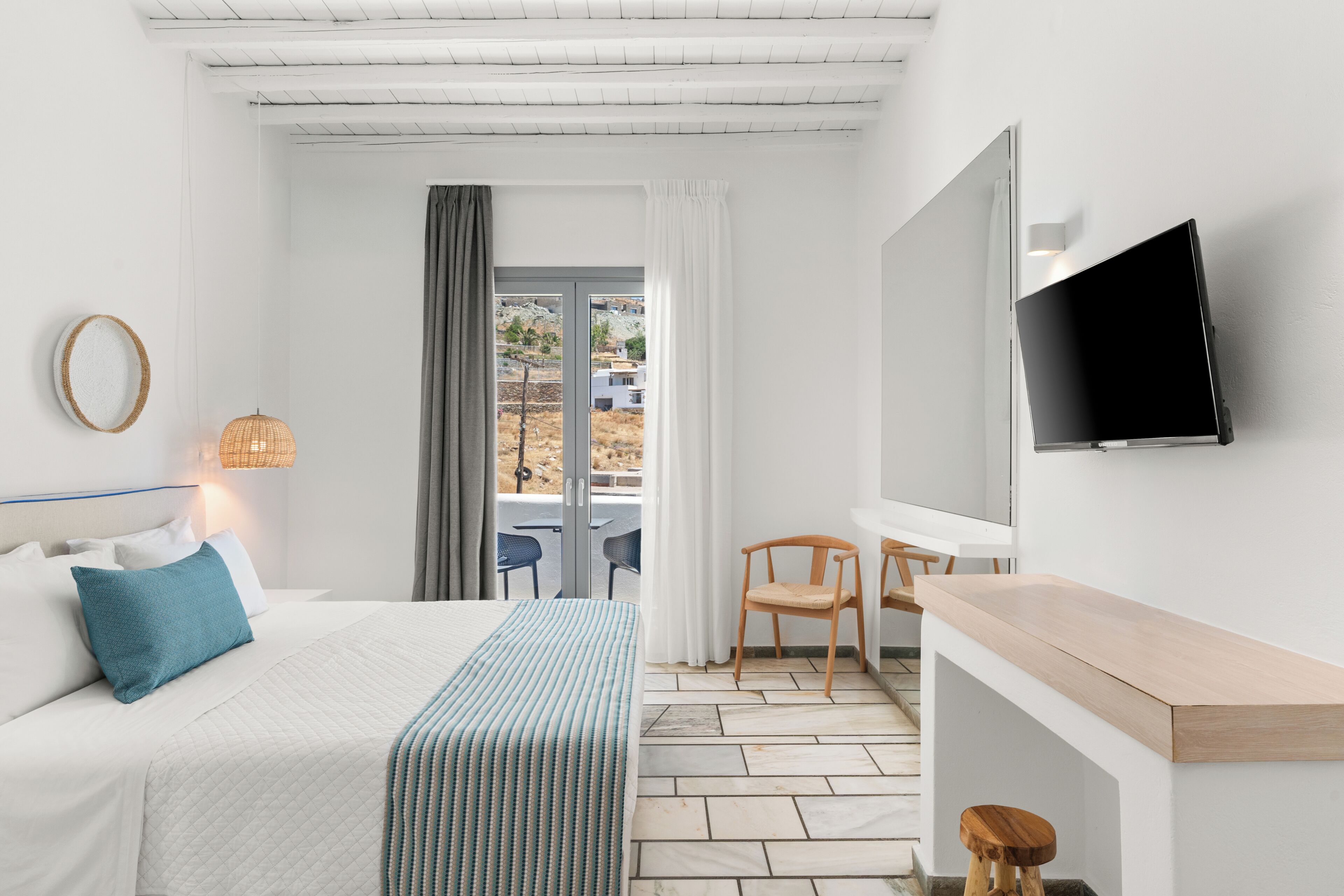 Cozy Room with Courtyard View | Caja de seguridad en la habitación y escritorio 