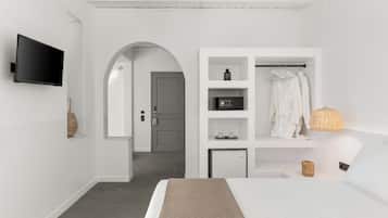 Exclusive White Suite with Sea View and Outdoor Hot Tub | Een kluis op de kamer, een bureau, een laptopwerkplek