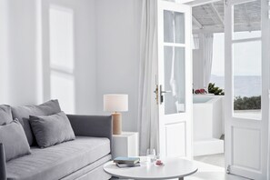 Deluxe suite | Woonruimte | Een 32-inch flatscreentelevisie met digitale zenders en televisie
