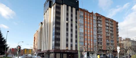 Un edificio de varios pisos con un restaurante en la planta baja.