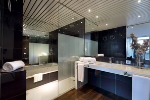 Minibar, caja fuerte, escritorio y sistema de insonorización