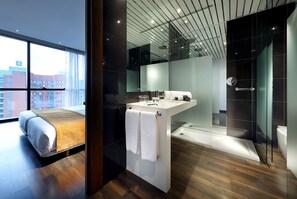 高级双人房或双床房 | 浴室 | 浴缸、环保洗浴用品、吹风机、坐浴桶