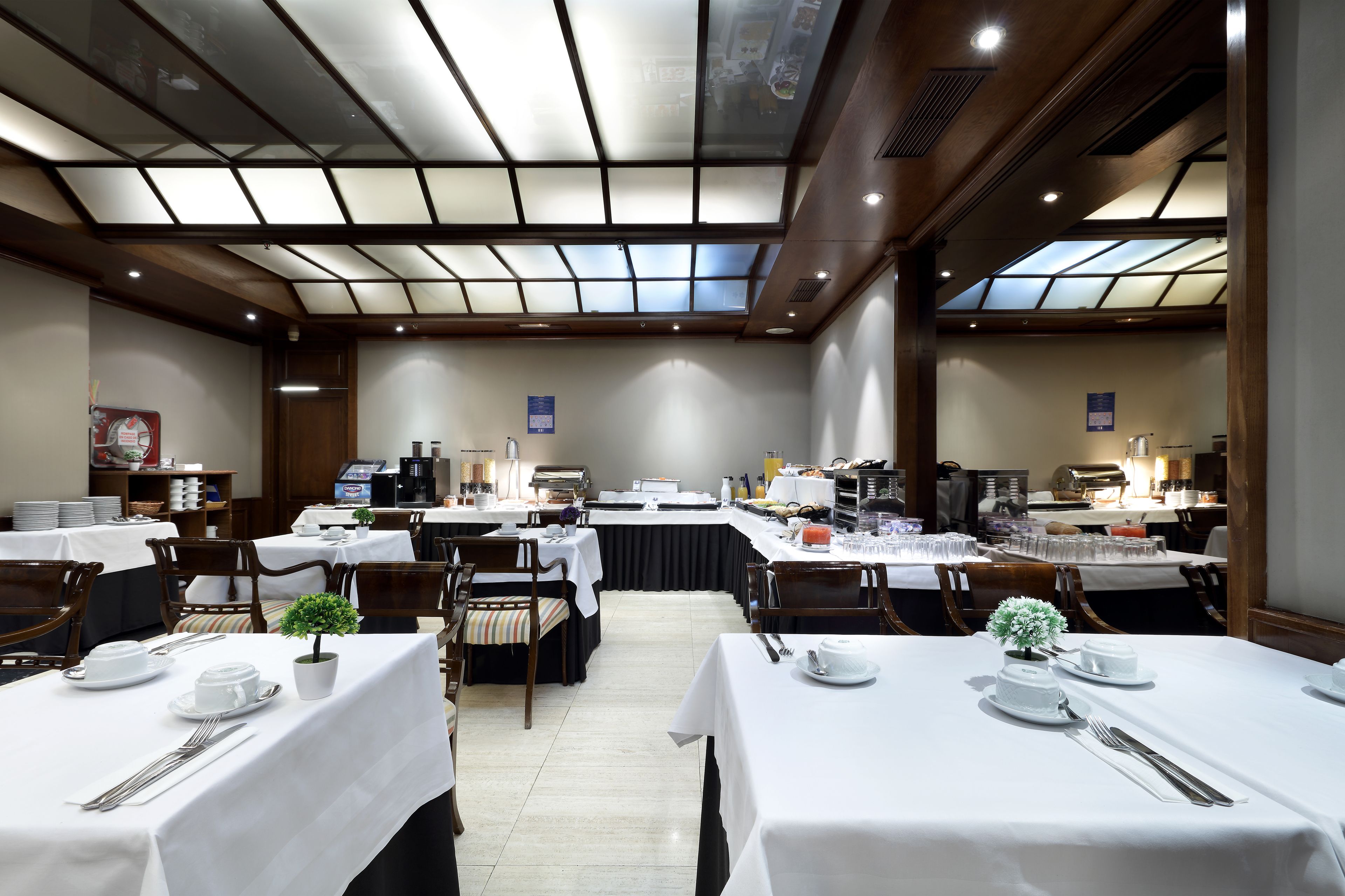 بوفيه فطور يوميًا بتكلفة قدرها (12 EUR للشخص)