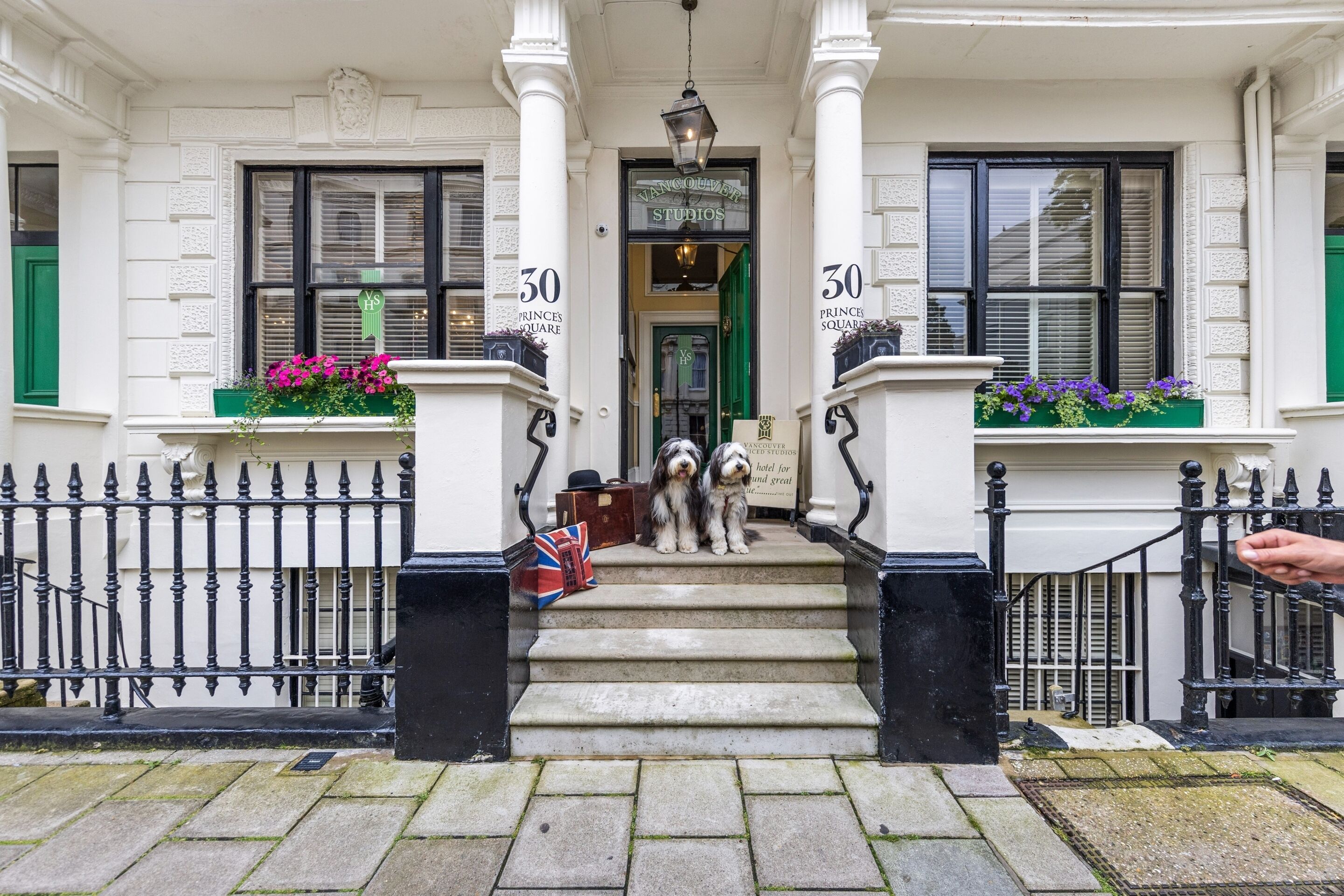 En bygning med et skilt, der siger "VANCOUVER STUDIO 30 PRINCES SQUARE".