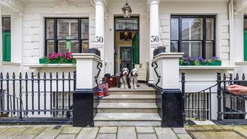 En bygning med et skilt, der siger "VANCOUVER STUDIO 30 PRINCES SQUARE".