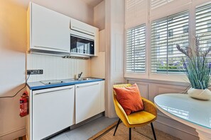 Superior Twin Room, Private Bathroom, City View | Private kitchen