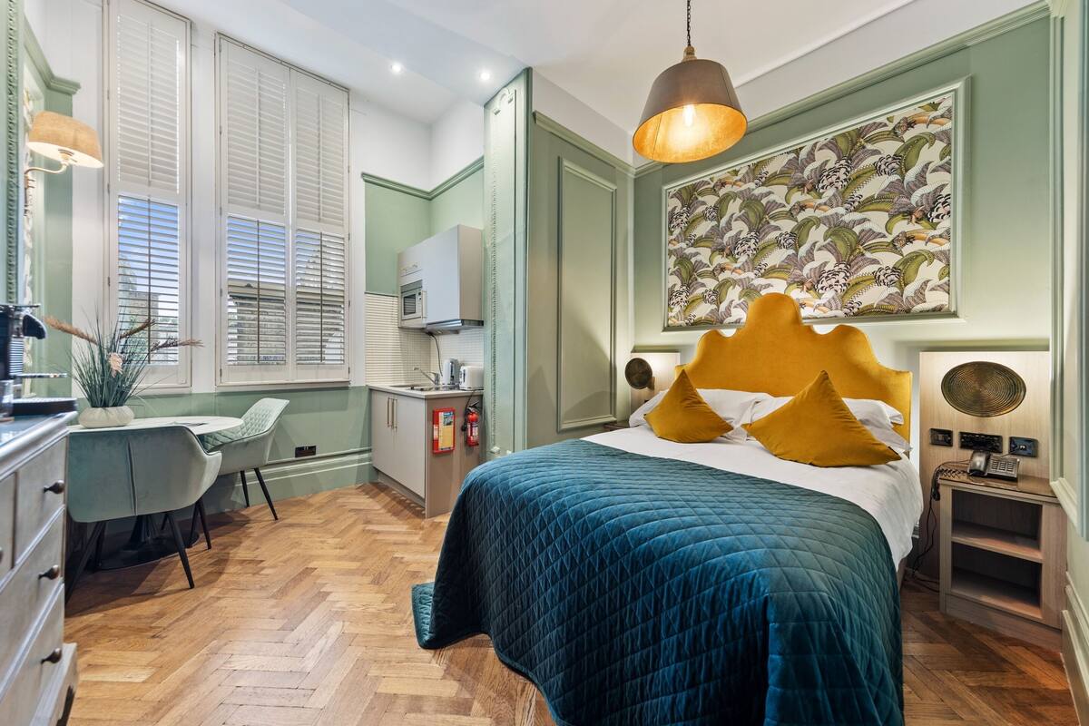 Une chambre à coucher avec un lit, un bureau et une chaise.