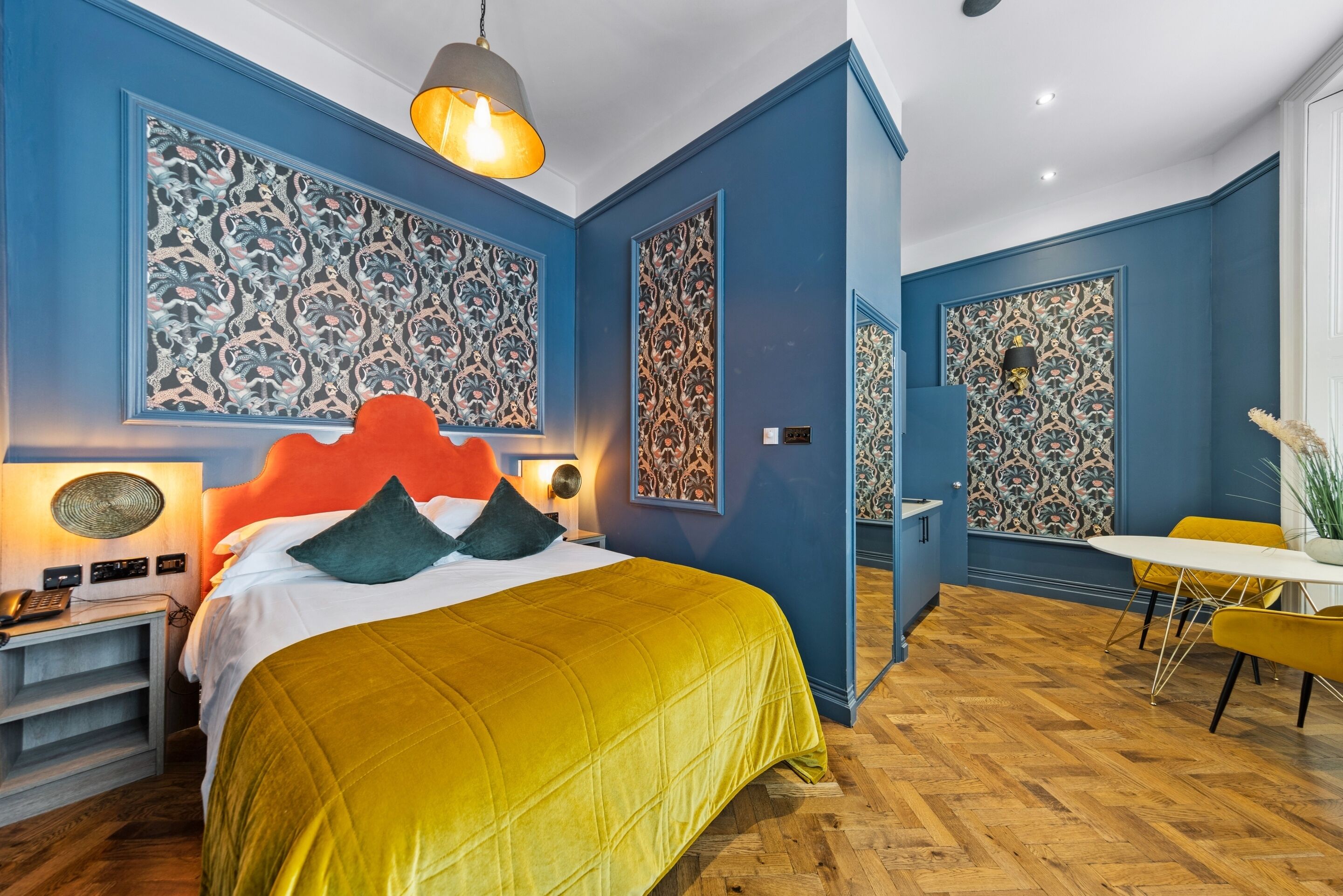 Phòng Deluxe, 1 giường cỡ king, b ếp nhỏ | Két bảo mật tại phòng, bàn, truy cập Internet không dây miễn phí 