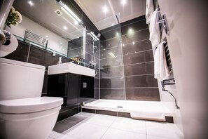 Apartment, Private Bathroom | Bathroom | Shower, free toiletries, hair dryer, towels - Vancouver Studios (London)