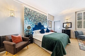 Comfort Triple Room, Private Bathroom | In-room safe, free cribs/infant beds, free WiFi, bed sheets - Vancouver Studios (London)