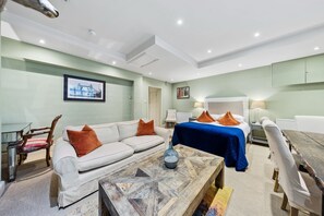 Apartamento família, banheiro privativo | Cofres nos quartos, Wi-Fi de cortesia, roupa de cama