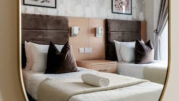 Twin Room, Ensuite | Desk, iron/ironing board, free WiFi, bed sheets