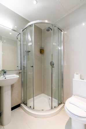 Standard-Dreibettzimmer, mit Bad | Schreibtisch, Bügeleisen/Bügelbrett, kostenloses WLAN, Bettwäsche