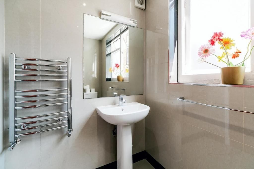 Single Room, Shared Bathroom | Desk, iron/ironing board, free WiFi, bed sheets