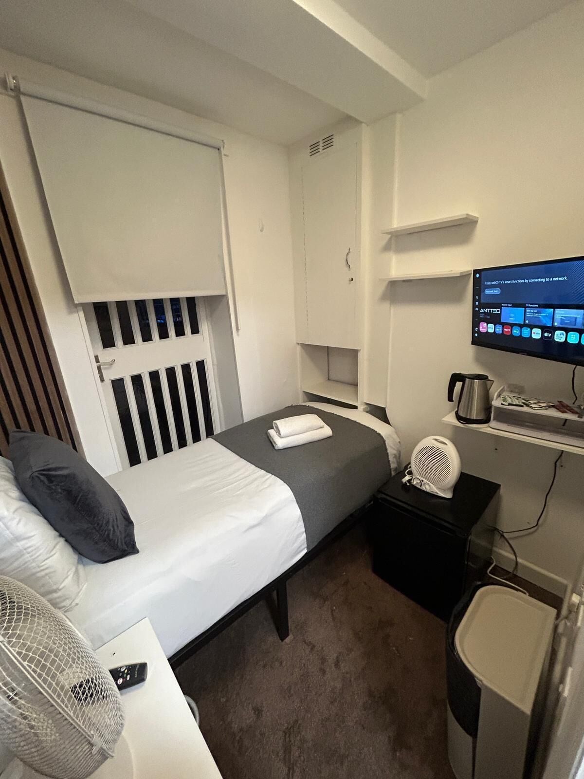 Economy eenpersoonskamer, gedeelde badkamer | Een bureau, een strijkplank/strijkijzer, gratis wifi, beddengoed