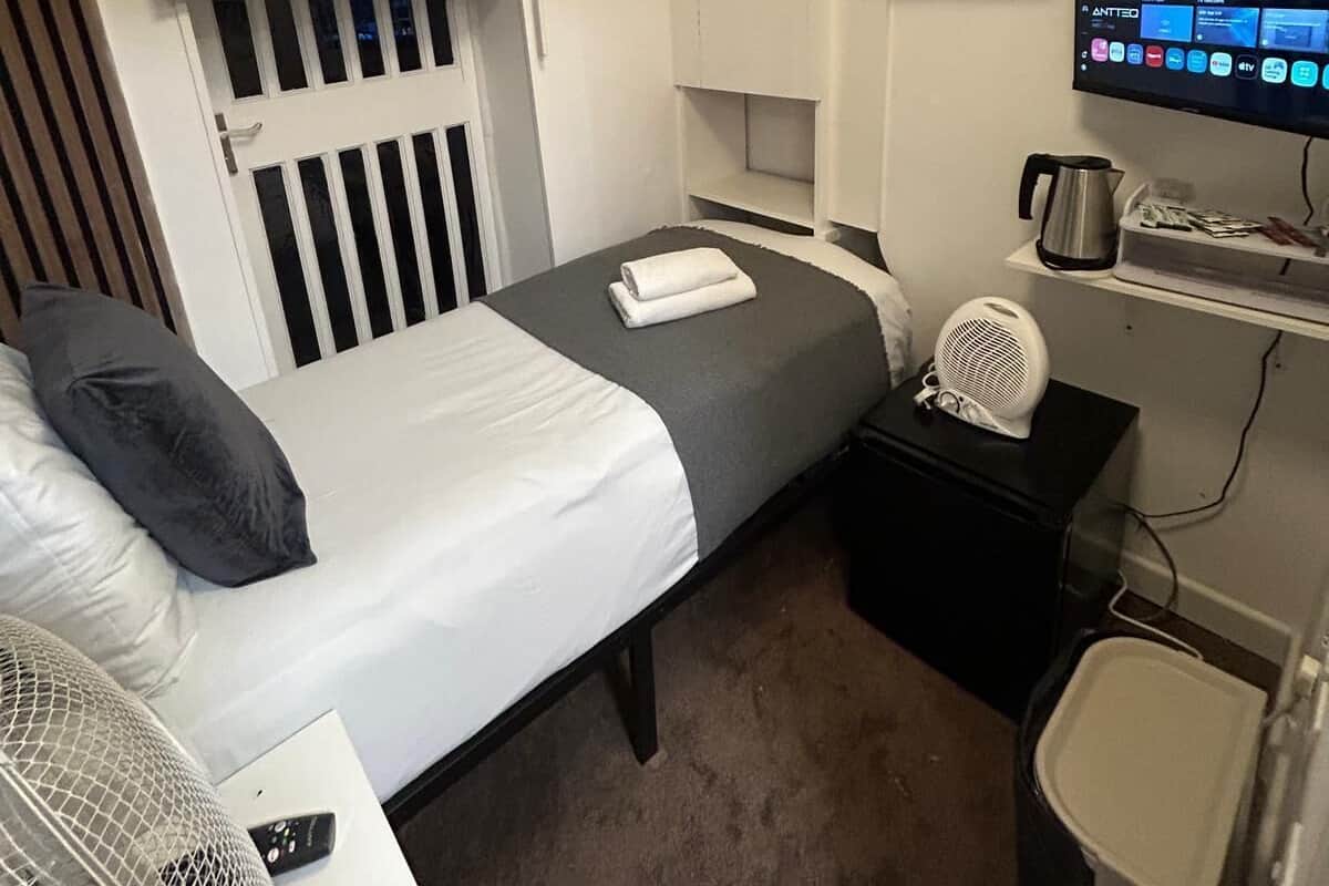 Kamar Single Ekonomi, kamar mandi umum | Meja kerja, setrika/meja setrika, Wi-Fi gratis, dan seprai linen