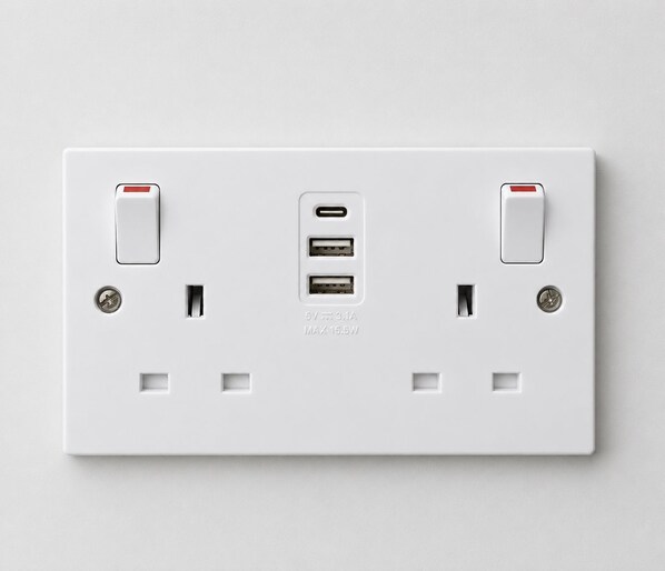 Un enchufe blanco con dos interruptores y un puerto USB.