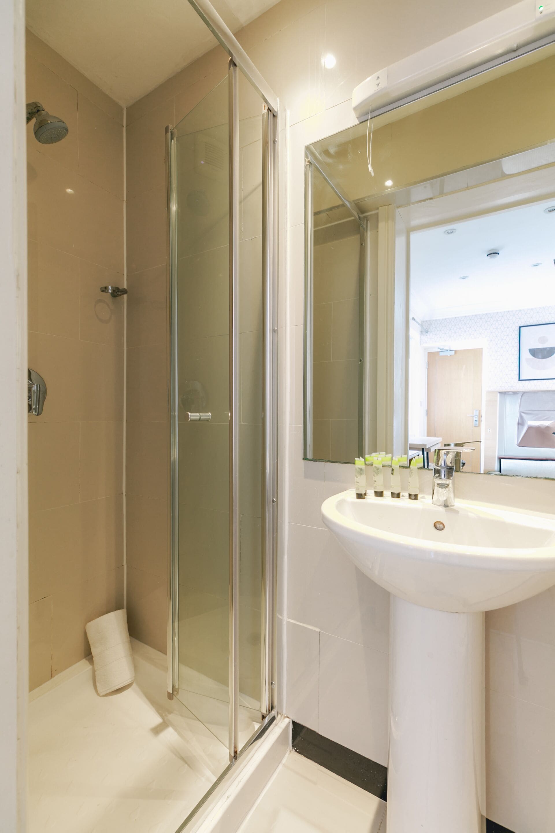 Een bureau, een strijkplank/strijkijzer, gratis wifi, beddengoed