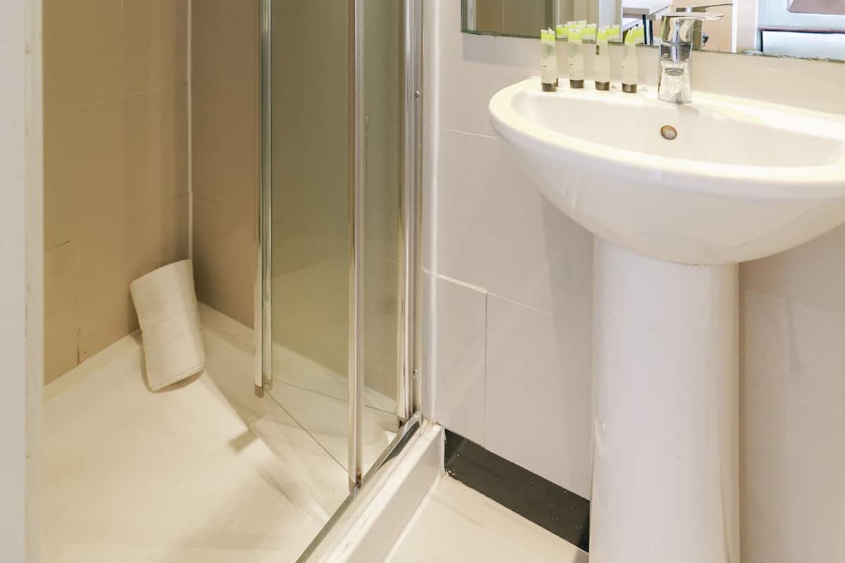 Meja kerja, setrika/meja setrika, Wi-Fi gratis, dan seprai linen