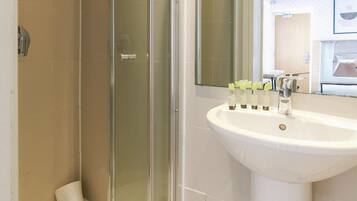 Een bureau, een strijkplank/strijkijzer, gratis wifi, beddengoed