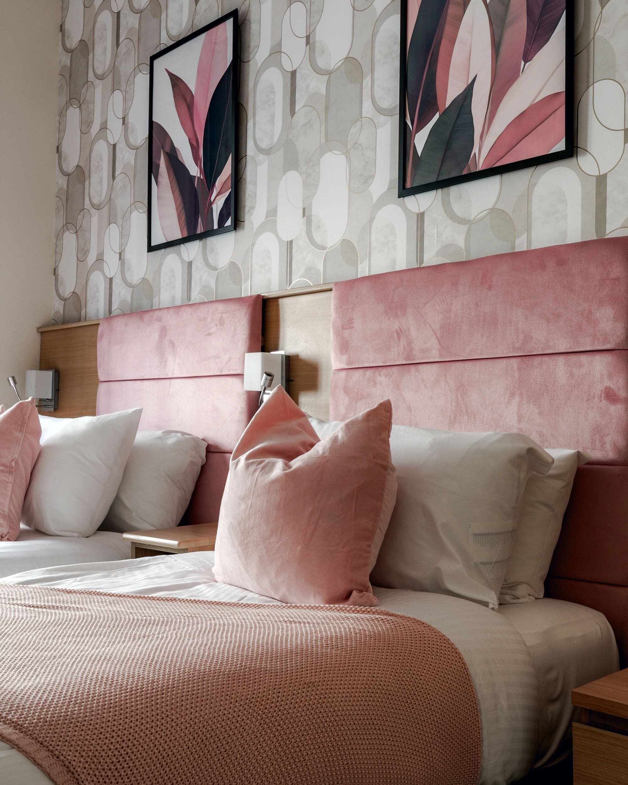 Een bureau, een strijkplank/strijkijzer, gratis wifi, beddengoed