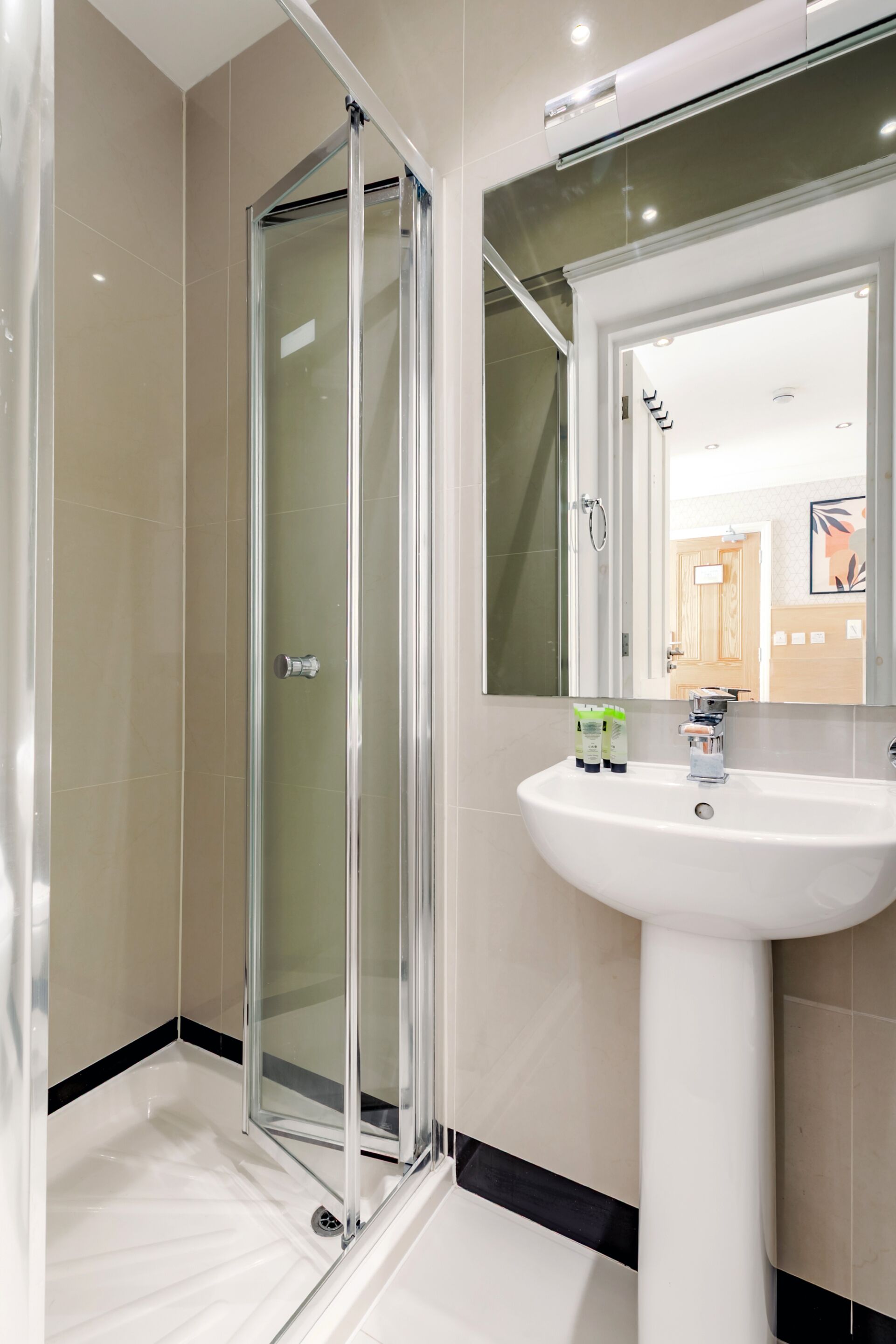 Single Room, Ensuite | Desk, iron/ironing board, free WiFi, bed sheets